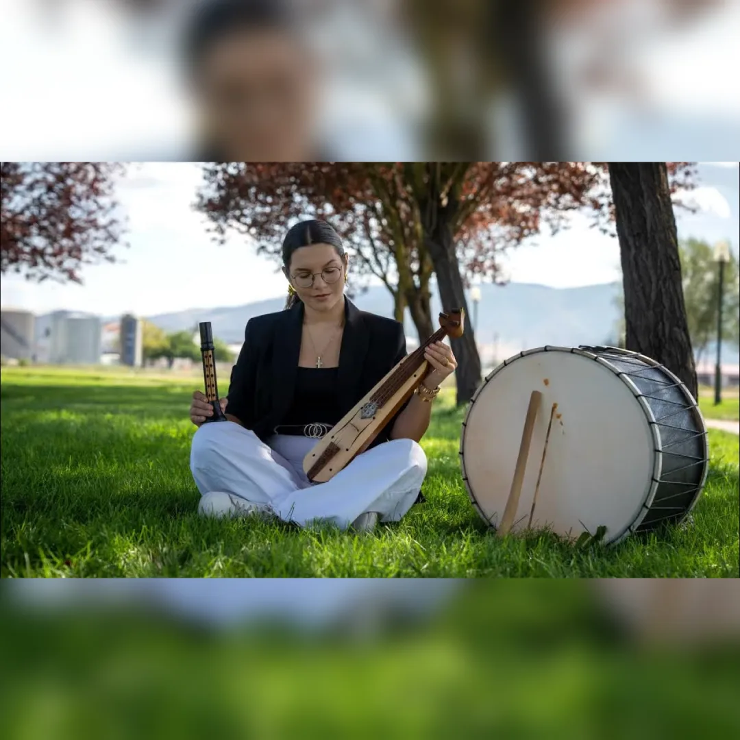 Τ’ αρνί μ’ έν’ φωταχτέρ’